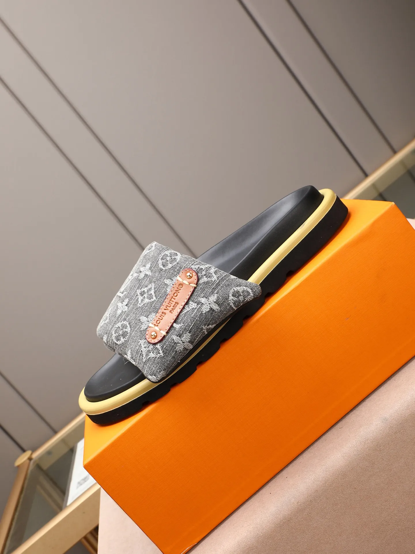 PP360 [LOUIS VUITTON] Louis Vuitton, LV printing, men's and women's slippers are on the market. The drawer box packaging comes with a cloth bag and a card. The upper pattern looks very soft and waxy, and it is a super versatile leg slimming tool. Fabric: imported denim/canvas/old fabric, LV hardware LOGO, official website pattern printing, comfortable to wear, feet: high-elastic PU water table. Sole: foam sole, heel height: about 5cm. Code number: 35-46, 35, 45, 46 are custom-made and non-returnable. Color: multiple colors and styles available.